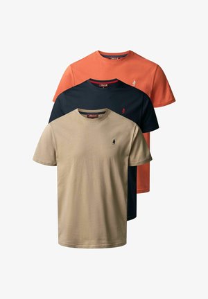 Kolm t-särki beežis, mereväesinisena ja oranžina. Lühikesed varrukad, ümmargused kaelused, puuvillane materjal, kus igal särgil on väikesed tikitud logod.