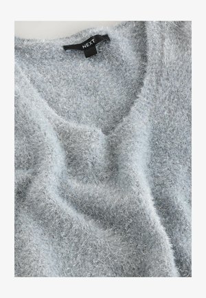 Hellblauer, flauschiger Pullover mit V-Ausschnitt, der eine weiche Textur und glänzende, silberne Fäden aufweist. Markenlabel sichtbar.