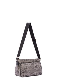 Borsa a tracolla con corpo in tessuto grigio caratterizzato da loghi neri, tracolla nera regolabile e tasca frontale con zip. Accentuata da dettagli in metallo color oro.