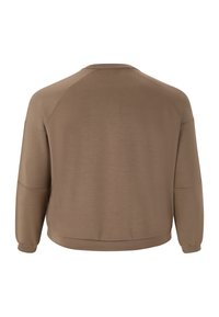 Brun tröja med lång raglanärm, rundad halsringning och en slät textur. Den har en avslappnad passform och elastiska ärmmuddar.