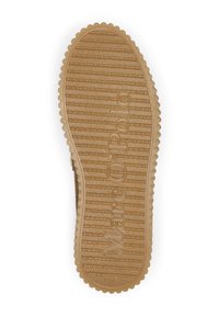 Gummisohle in Beige mit geriffelter Struktur. Markenname "Marc O'Polo" eingeprägt. Abgerundete Kanten und gewellter Rand für besseren Halt.