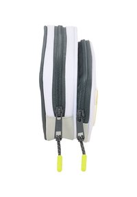 Dwie białe i szare torby na suwak z czarnymi zamkami i żółtymi końcówkami suwaka, pokazane obok siebie na białym tle.