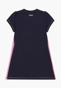 Vestito a maniche corte blu navy con scollo rotondo, caratterizzato da pannelli laterali rosa e un logo dorato sul retro. Realizzato in morbido cotone.
