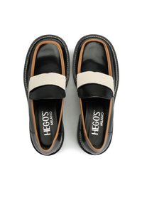 Para czarnych skórzanych mokasynów z beżową lamówką i białym paskiem, z nadrukiem "HEGOS MILANO" wewnątrz butów.
