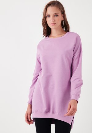 Purple sweatshirt, long sleeves, crew neckline, in soft fabric. Features side slits at the hem for easy movement and a relaxed fit.