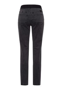 Schwarze Denim-Jeans mit einem engen Bund, geradem Bein-Design, zwei Gesäßtaschen und subtilen Nähdetails. Glatte Textur insgesamt.