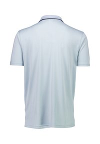 Ljusblått polotröja med mjuk textur, korta ärmar och en klassisk krage med marinblå detaljer. Bakifrån visas en enkel design.