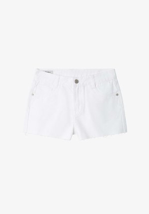 Shorts en jean blanc avec ourlets effilochés, fermeture à boutons à l'avant, passants pour ceinture et poches avant sur fond blanc.