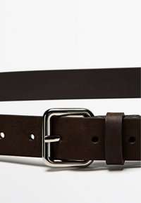 Ceinture en cuir marron avec une finition lisse, dotée d'une boucle en métal argenté, de plusieurs trous pour l'ajustement et d'un design classique.