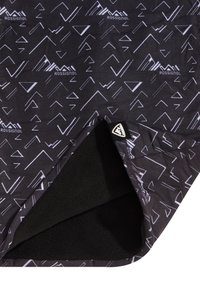 Czarny polarowy koc z białymi geometrycznymi wzorami górskimi, posiadający miękkie wnętrze oraz metkę z logo w rogu.