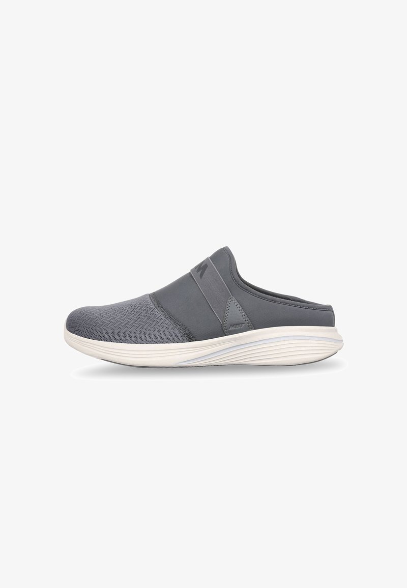 Mule grise à enfiler avec bande élastique, devant en tissu texturé, semelle blanche rembourrée et dos ouvert pour un port facile.