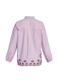 Rosa stribet skjorte med lange ærmer, rygplissering og bølget kant, der har mørkerøde blomsterbroderier nederst. I 100% bomuld.