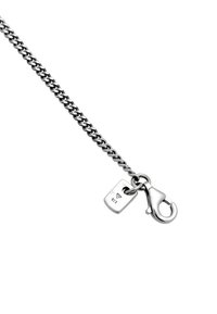 Sølvmetal kæde med en lås, der har et mærke med "925." Kæden har et glat, afrundet design med robuste led.