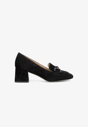 Mocassini in suede nero con tacco a blocco e punta affusolata, caratterizzati da un'elegante decorazione nera sulla parte superiore. Design testurizzato ed elegante.
