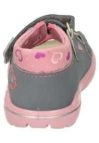 Grauer Kinderschuh mit pinkem Innenfutter und Herzmustern, einem Klettverschlussriemen und pinker Gummisohle mit einem dekorativen, funkelnden Detail.