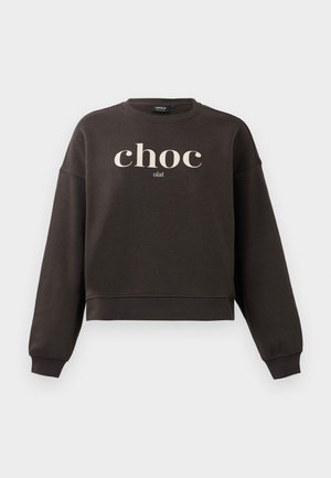 Tummanruskea pitkähihainen huppari, jossa on ribbireunat hihoissa ja helmassa. Etuosassa keskellä on vaaleancreme teksti "choc" ja pienempi "olat".