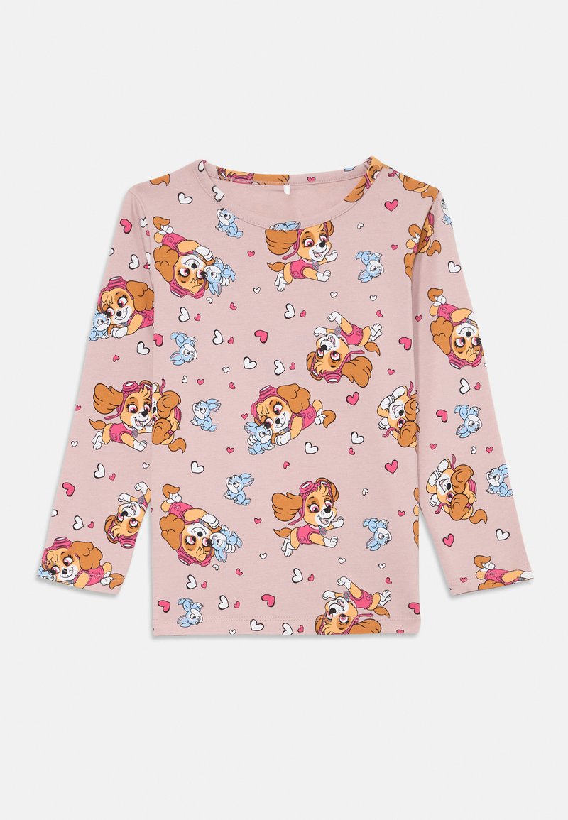 Pitkähiha pinkki paita, jossa on leikkisä kuvio sarjakuvakoirista ja -jäniksistä, kera hajautettuja sydämiä ja pyöreä pääntie.