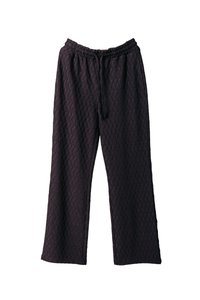 Pantaloni larghi di un viola scuro, realizzati in un tessuto texturizzato, con una vita elastica e chiusura con coulisse per una vestibilità regolabile.