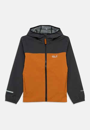 Veste à capuche pour enfants avec fermeture éclair frontale, corps orange, manches et capuche noires, avec logo Jack Wolfskin sur la poitrine et étiquette textile sur la manche.