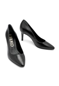 Czarne skórzane szpilki z wąskim noskiem i eleganckim wzornictwem, z cienkim obcasem i gładką fakturą. Logo na wkładce.