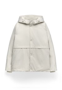 Ullig vit jacka med huva, med knapplist fram, sidofickor och en horisontell söm över bröstet. Mjuk textur.