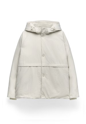 Puchowa biała kurtka z kapturem, z zapięciem na guziki z przodu, kieszeniami bocznymi i poziomym szwem na klatce piersiowej. Gładka tekstura.