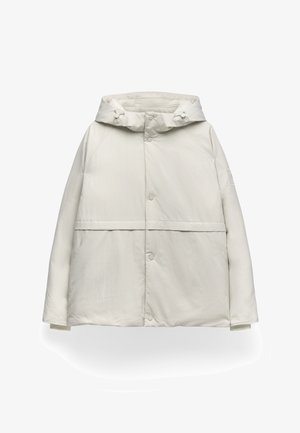 Veste blanche gonflante avec capuche, dotée d'une fermeture à boutons, de poches latérales et d'une couture horizontale sur la poitrine. Texture lisse.