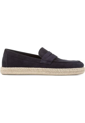 Mocassino in suede blu navy con suola in juta intrecciata. Presenta un design classico con tacco piatto e una fascia decorativa sulla parte anteriore.