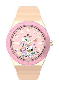 Timex Q ur med en lyserød urskive, der har blomsterdetaljer og en Snoopy-illustration. Blød silikone rem i lys pink med bølget kant.