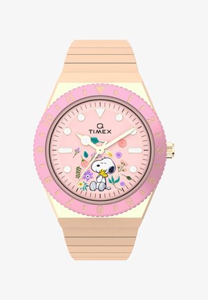 Orologio Timex Q con quadrante rosa, caratterizzato da accenti floreali e un'illustrazione di Snoopy. Cinturino in silicone morbido di un leggero rosa con bordo scallop.