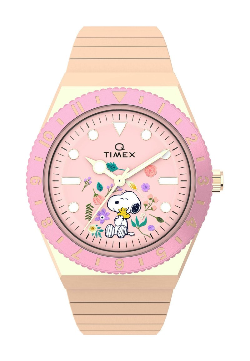 Timex Q ur med en lyserød urskive, der har blomsterdetaljer og en Snoopy-illustration. Blød silikone rem i lys pink med bølget kant.