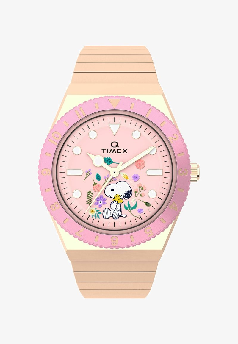 Timex Q óra rózsaszín számlappal, virágmintákkal és Snoopy illusztrációval. Puha szilikon szíj világos rózsaszínben, fodros szegéllyel.