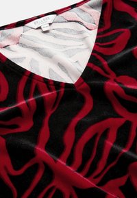 Cellbes of Sweden V-NECK - Cocktailkleid/festliches Kleid - red patterned