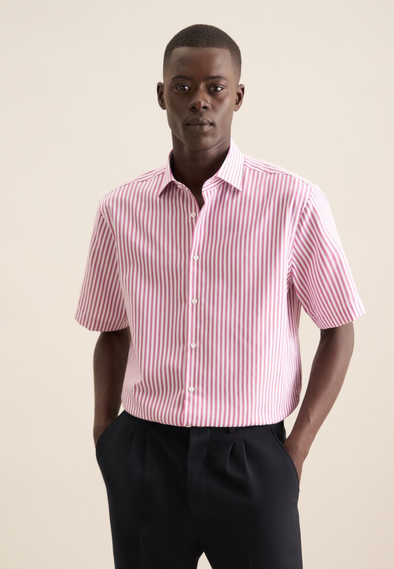Camicia a maniche corte con bottoni a righe alternate rosa e bianche. Il tessuto è liscio, con colletto classico e vestibilità comoda.