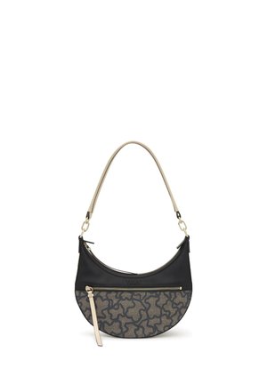 Torebka w kształcie półksiężyca z czarną górną częścią, wzorzystym dolnym materiałem, przednią kieszenią na zamek oraz beżowym paskiem na ramię.