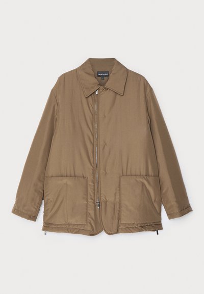 Chaqueta acolchada marrón con cuello camisero, cierre delantero con cremallera, dos grandes bolsillos y un ligero brillo. Diseño sencillo con un corte relajado.