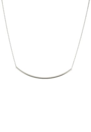 Dunne zilveren ketting met een gebogen zilveren staafhanger, gecentreerd op een witte achtergrond.