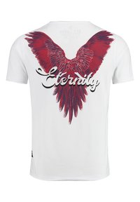 Camiseta de algodón blanca con un gráfico de alas rojas en la parte posterior y la palabra "Eternidad" en texto cursiva negro, de mangas cortas y con cuello redondo.