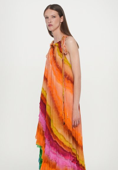 Maxi kjole i gradient orange, pink og grønne farver. Har plisseret design, flæser i nederkant og snøre ved halsudskæringen. Letvægtsstof.