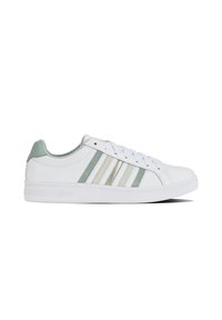 Sneaker bianco con accenti verde chiaro e tre strisce verticali. Caratterizzato da una tomaia in pelle liscia e un tallone testurizzato. Suola in gomma.