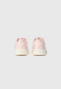 Helle rosa Sportschuhe aus Mesh-Material, mit strukturierten Akzenten und gepolsterten weißen Sohlen. Keine auffälligen Markierungen oder Logos sichtbar.