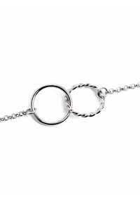 Silverfärgad kedjebracelet med en slät, rund länk och en vriden, rund länk, som framhäver polerade metallfinishar och en delikat design.