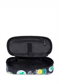 Estuche negro con cremallera y exterior con un patrón de gráficos coloridos. El interior está forrado con tela negra sólida e incluye un compartimento.