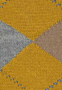 Szyty materiał tekstylny z wzorem diamentowym w kolorach żółtym, szarym, brązowym i jasnoniebieskimi akcentami. Tekstura jest gładka i tkana.