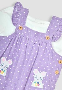 Salopette in velluto a coste viola con pois bianchi, decorata con topolini ricamati e fioriture, rifinita con bottoni di legno e bretelle arricciate.
