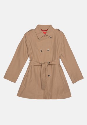 Trench coat beige hecho de una tela suave, con un frente de doble botonadura, cintura ceñida con cinturón y solapas anchas. Acentuado con botones plateados.