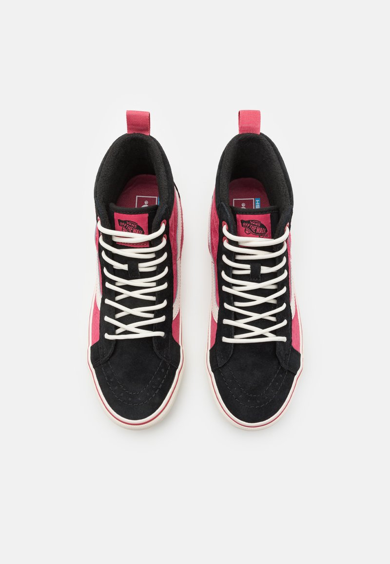 Zapatillas altas negras y rosas con parte superior de gamuza y tela, cordones blancos, suela de goma y tirador en el talón. Presentan un diseño clásico.