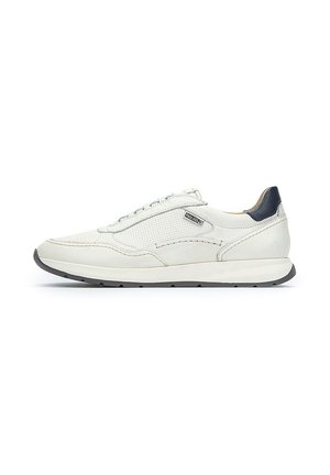 Zapatilla blanca de corte bajo con pestaña negra en el talón, panel lateral texturizado, cierre de cordones y etiqueta con marca en el lateral, sobre fondo blanco.