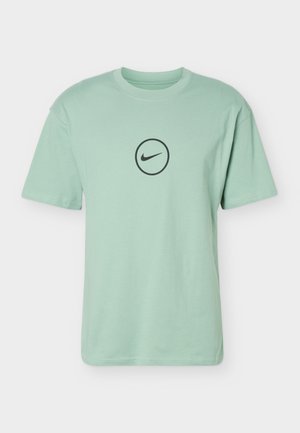 Lichtgroene T-shirt met korte mouwen, een ronde hals en een klein zwart Nike-logo in een cirkel middenvoor.