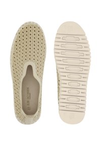 Beige instap schoenen met een open geweven bovenkant, getextureerde rubberen zool en reliëflogo. Lichtgewicht ontwerp, geschikt voor casual wear.